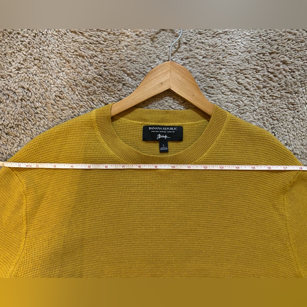 Banana Republic Men's Mustard Crewneck Sweater - Picture 2 of 4